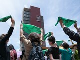 Estudiantes realizaron en las explanada de la rectoría un "pañuelazo" en pro del aborto.