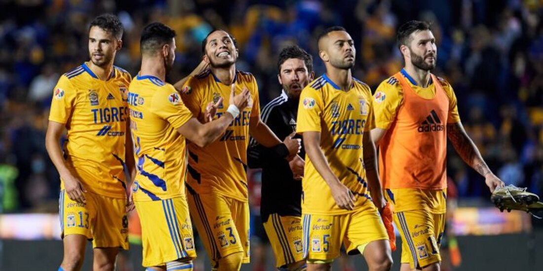 Futbolistas de Tigres festejan un gol en el Torneo Grita México Apertura 2021 de la Liga MX.