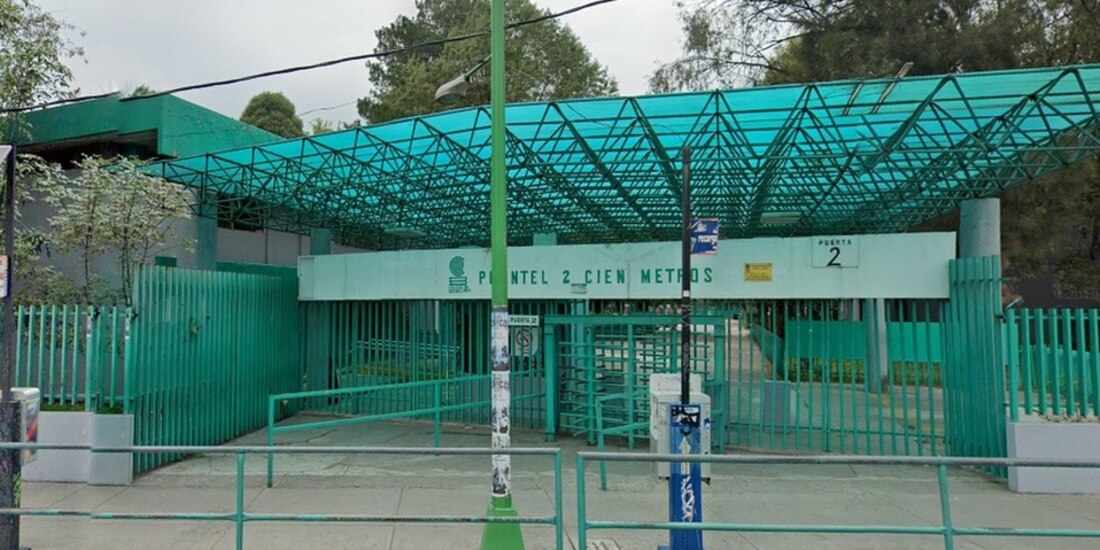 Colegio de Bachilleres, plantel 2, en la Avenida de los Cien Metros.