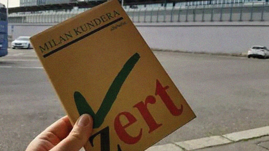 Su novela La broma, publicada en 1967, fue prohibida en Moscú.