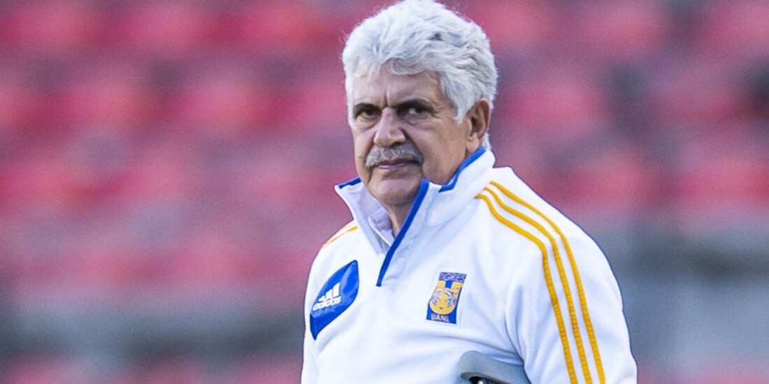 Ricardo Ferretti antes de un partido de Tigres en la Liga MX.
