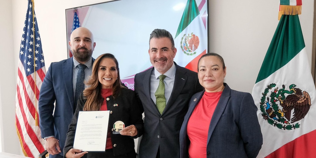 Gobernadora Mara Lezama sostiene reconocimiento entregado por autoridades de Estados Unidos.