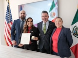 Gobernadora Mara Lezama sostiene reconocimiento entregado por autoridades de Estados Unidos.