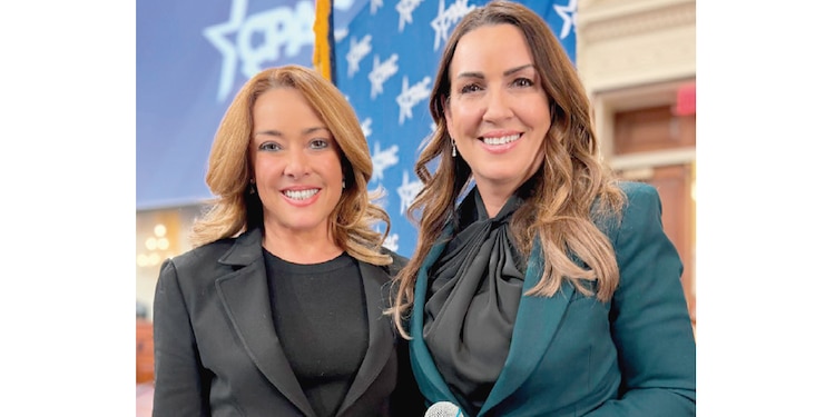 Sara Carter y Bibiana Belsasso (der.), en Washington, EU.