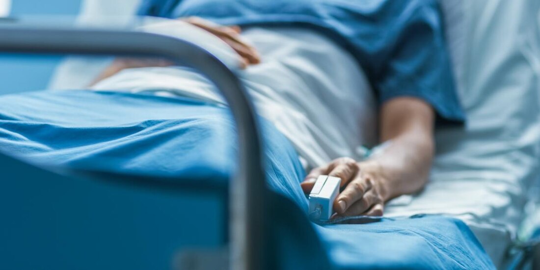 Después de dispararle a su esposo alrededor de las 11:30 de la mañana, la mujer se negó a salir de la habitación hasta alrededor de las 3:30 de la tarde