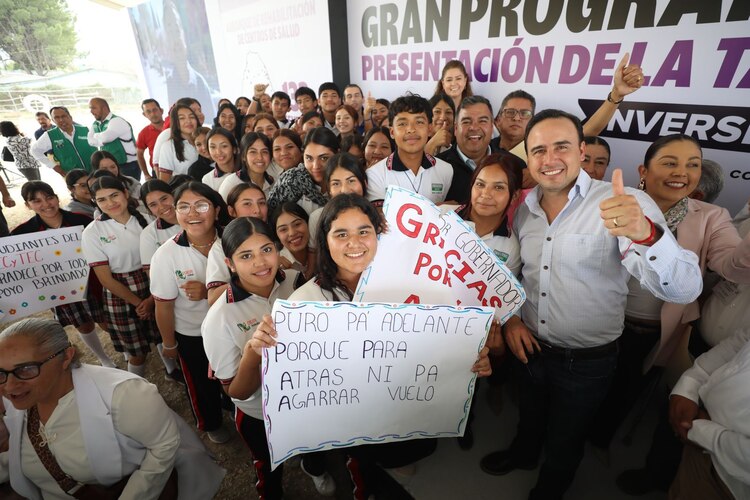 Gobernador Manolo Jiménez entrega Tarjeta de la Salud Popular, Coahuila