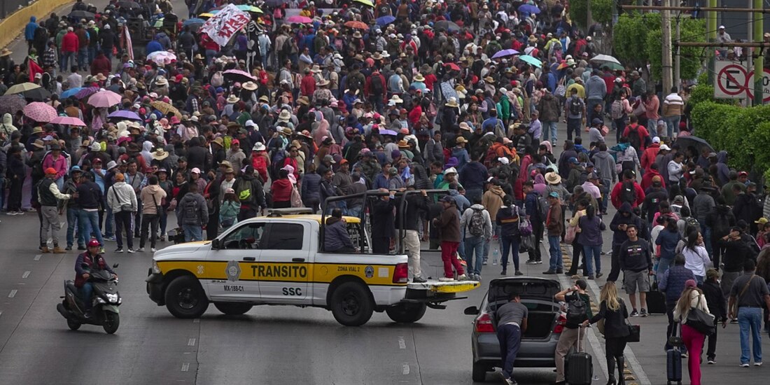 Integrantes de la CNTE bloquearon siete horas el AICM