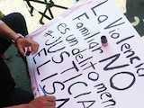 UNA MUJER pinta una cartulina para protestar, en imagen de archivo.