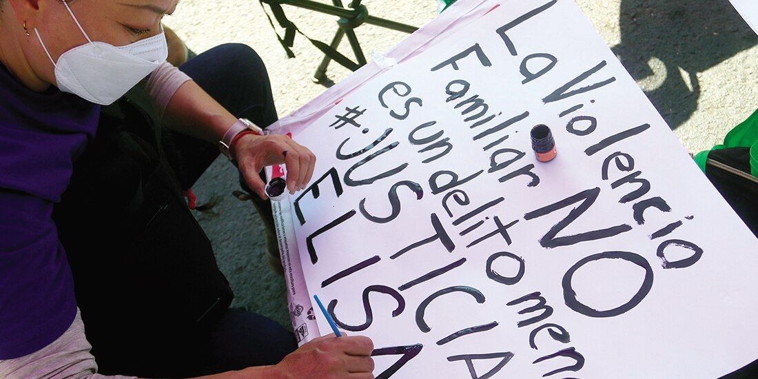 Una activista muestra su apoyo a Elisa, víctima de violencia familiar, en 2021.