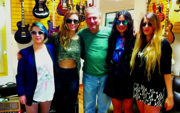 Ulises Calleros acompañando a Ximena Duggan y a la banda Blush,