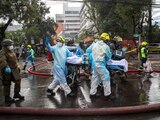 Trabajadores de salud ayudan a evacuar a un paciente con COVID-19 luego de un incendio en el hospital San Borja en Santiago de Chile.