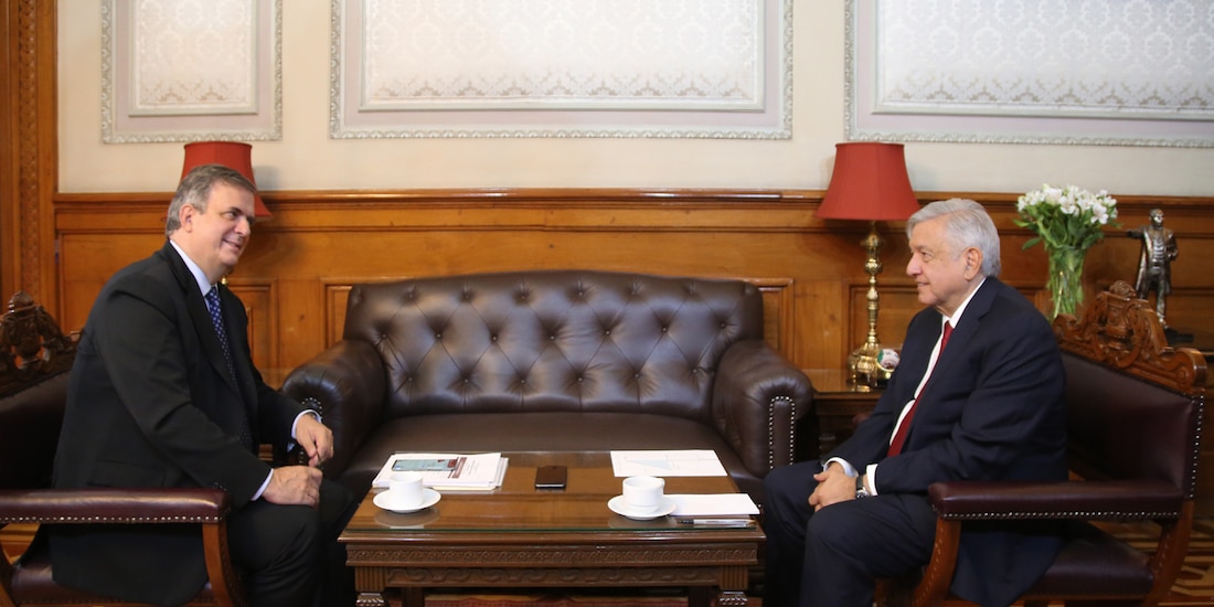 El presidente López Obrador y el canciller Ebrard durante la llamada con Trudeau.