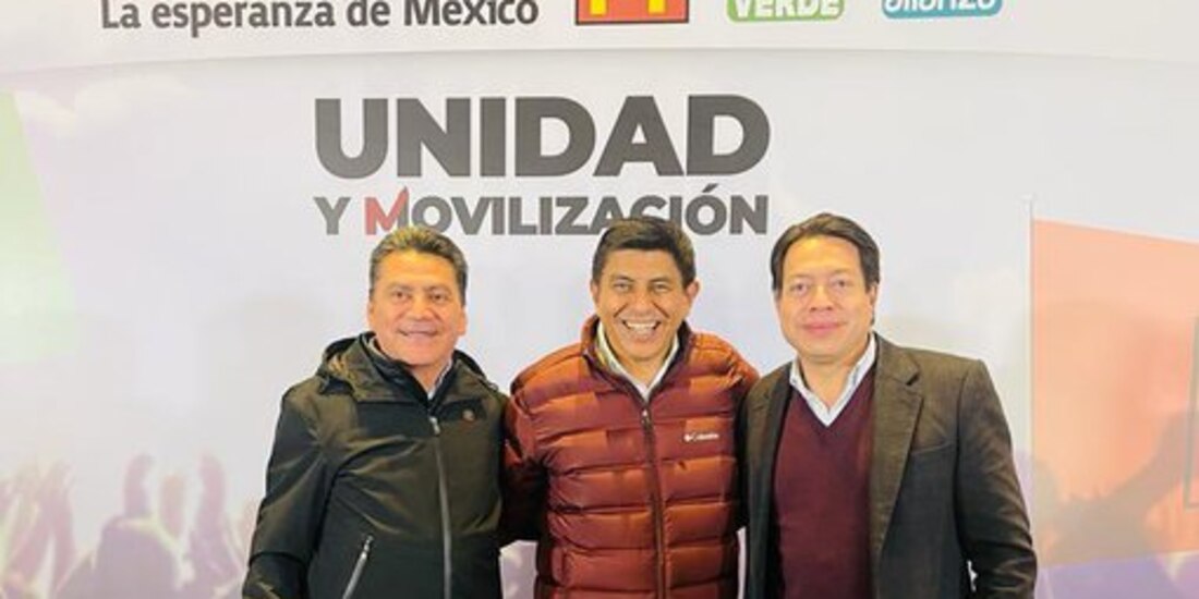 Al centro, Salomón Jara Cruz junto a Mario Delgado (derecha), dirigente nacional de Morena.