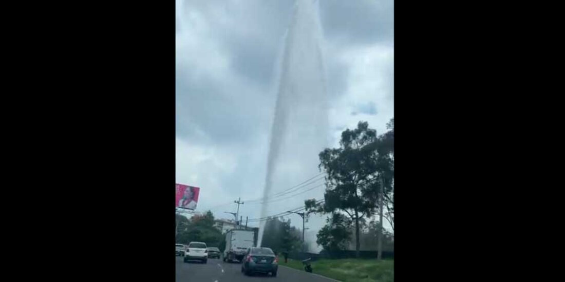 Se registra fuga de agua en la carretera México-Toluca, a la altura de Santa Fe