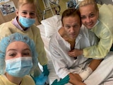Imagen publicada por el líder opositor ruso Alexei Navalny (centro) en su cuenta de Instagram donde lo acompañan su esposa, Yulia (a la derecha) y sus hijos mientras posan para una foto en un hospital de Berlín, Alemania.