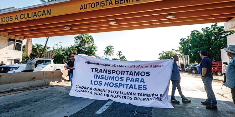 Integrantes de la Canacar cerraron la avenida La Costera, en Culiacán.