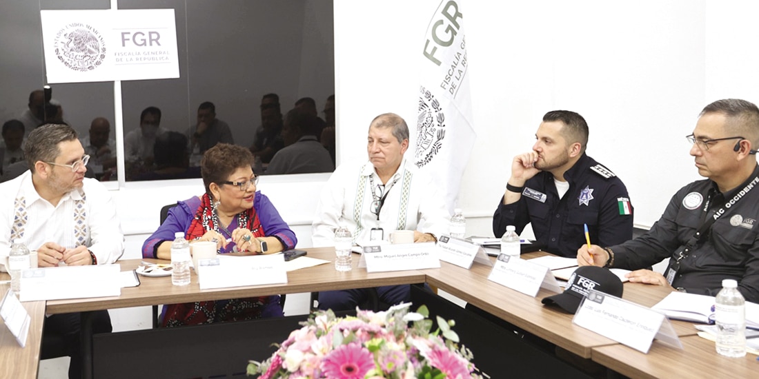 La fiscal Ernestina Godoy, ayer, en reunión con autoridades en Colima.