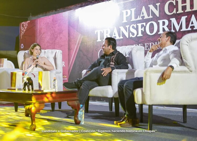 Académicos Armanda Úrsula Torres y Sarelly Martínez Mendoza acompañan al candidato morenista en la presentación de su obra.