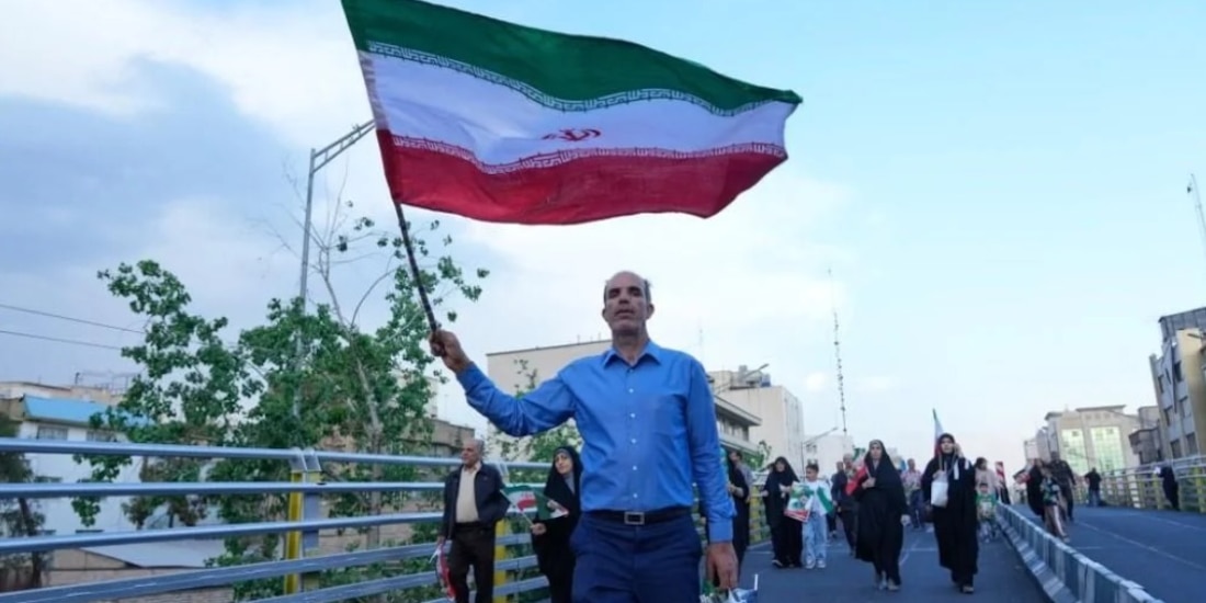 Ciudadano iraní en plena manifestación.