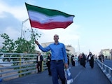 Ciudadano iraní en plena manifestación.