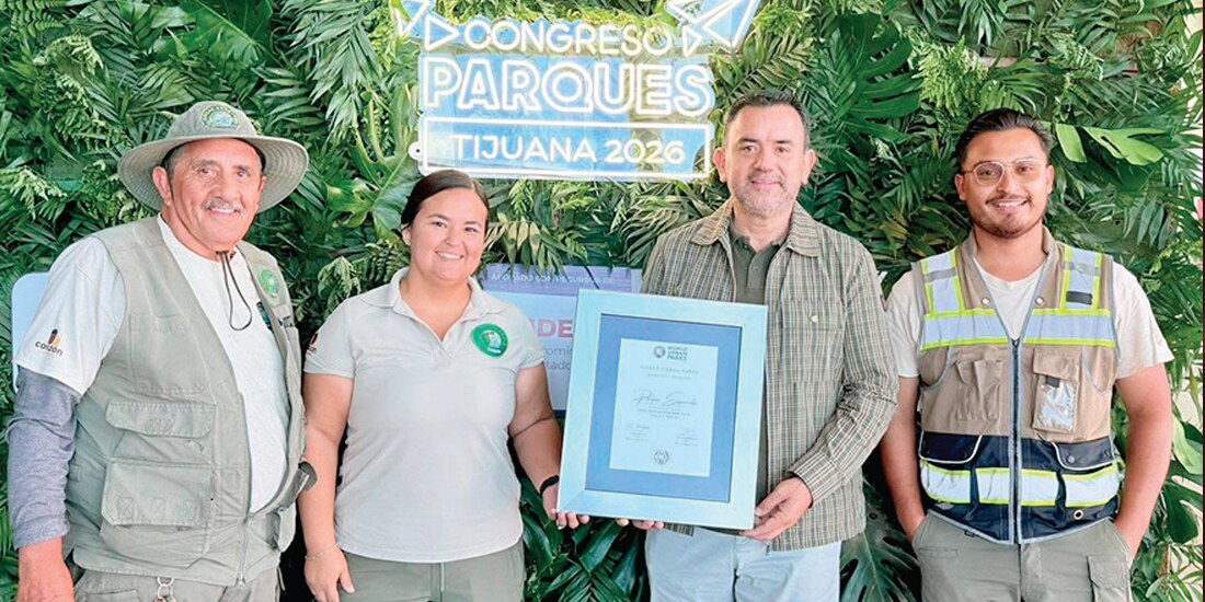 Autoridades del gobierno estatal muestran ayer el reconocimiento para este espacio de la capital de Baja California.