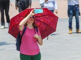 CIUDAD DE MÉXICO. 24MAYO2024.- Altas temperaturas se han registrado en la Ciudad de México. Se espera que la siguiente semana continúe esta ola de calor. Autoridades de la Capital sugieren no exponerse mucho tiempo al sol e hidratarse y evitar golpes de calor.
FOTO: VICTORIA VALTIERRA/CUARTOSCURO.COM