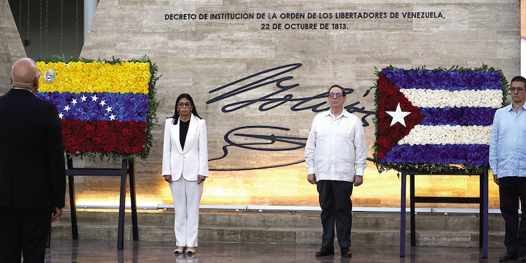 Delcy Rodríguez y Bruno Rodríguez Padilla, durante la ceremonia en honor al personal militar que murió el sábado, ayer.