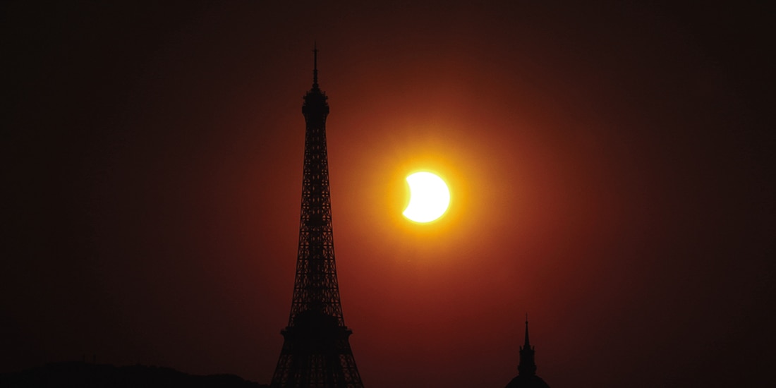 ECLIPSE solar en París, con la torre Eiffel al
frente, ayer