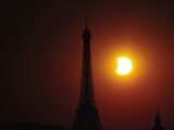 ECLIPSE solar en París, con la torre Eiffel al
frente, ayer