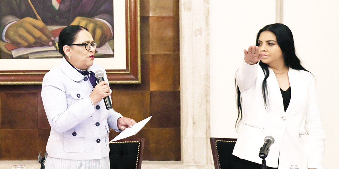 La secretaria de Gobernación, Rosa Icela Rodríguez, toma protesta a Martha Lídia Pérez Gumecindo, ayer.