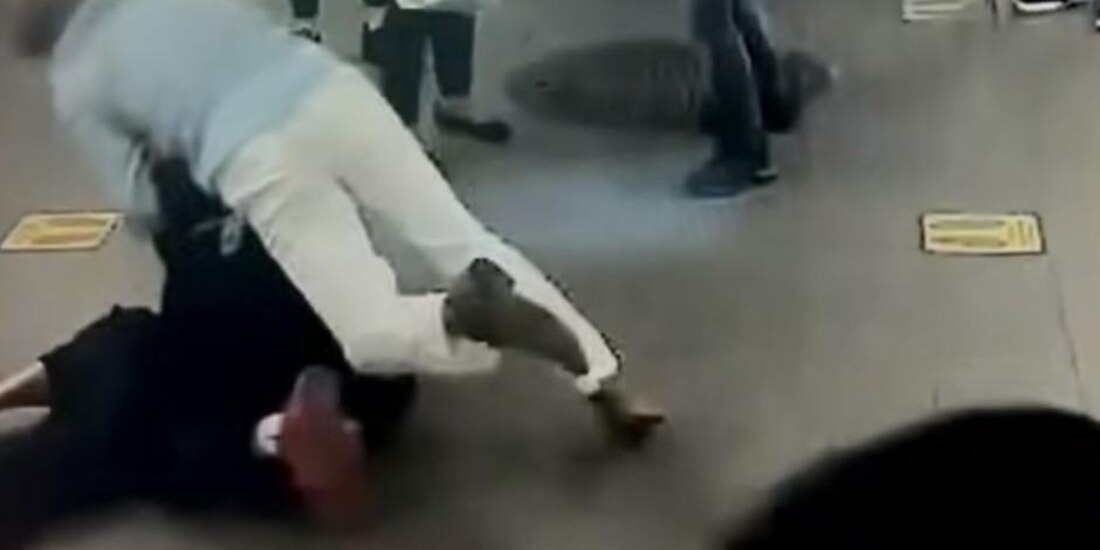 La mujer que fue atacada con un cuchillo resultó lesionada, por lo que fue necesario su traslado al hospital.