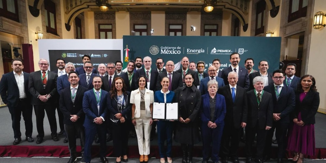 Claudia Sheinbaum firma acuerdo para establecer precio de gasolina magna en 24 pesos por litro.