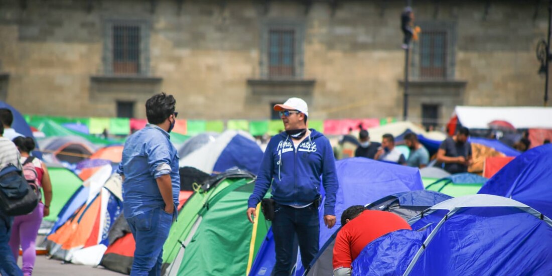 Integrantes de la Coordinadora se instalan a las afueras de Palacio Nacional, ayer.