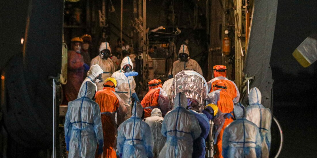 Trabajadores de salud mueven a un paciente de COVID-19 en Brasil el 19 de mayo del 2020