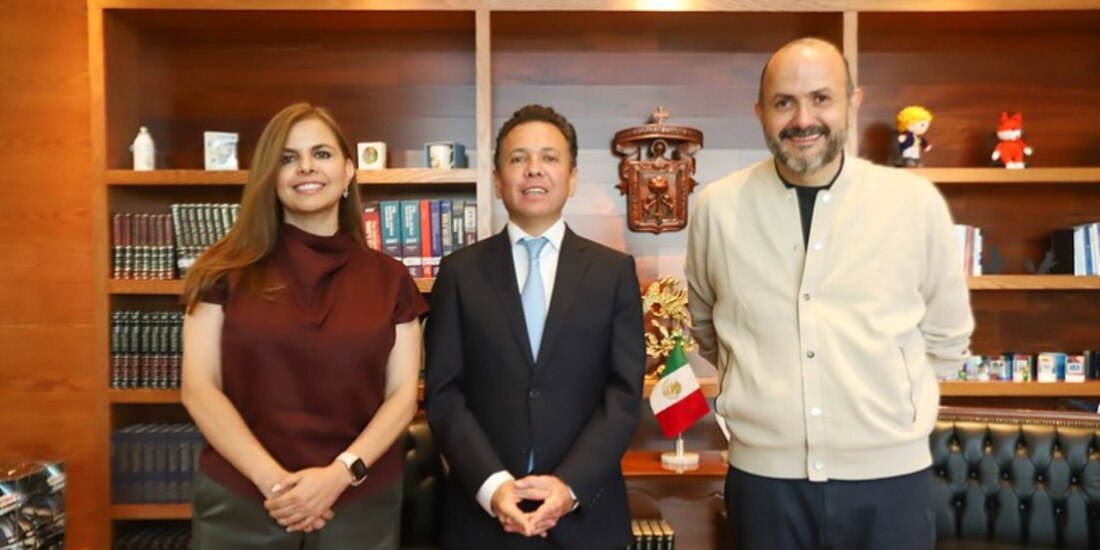 El Gobernador electo de Jalisco al centro de la imagen.