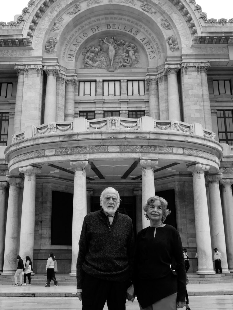 Óscar Oliva y Sonia Quiñones posan en la explanada de Bellas Artes.