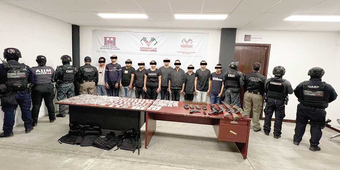 Los 12 presuntos integrantes del CJNG detenidos en San Cristóbal, Chiapas, ayer.