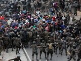 Migrantes que viajan rumbo a Estados Unidos se enfrentaron contra soldados y policía civil de Guatemala.