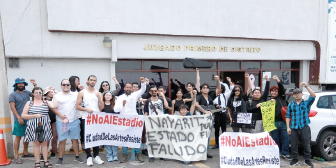 Activistas, artistas y abogados afuera del Juzgado Primero de Distrito, en Tepic.