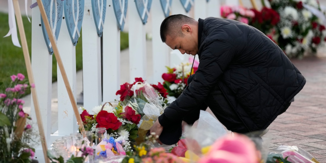 Ciudadanos colocan un memorial en honor a las víctimas de Monterey Park.
