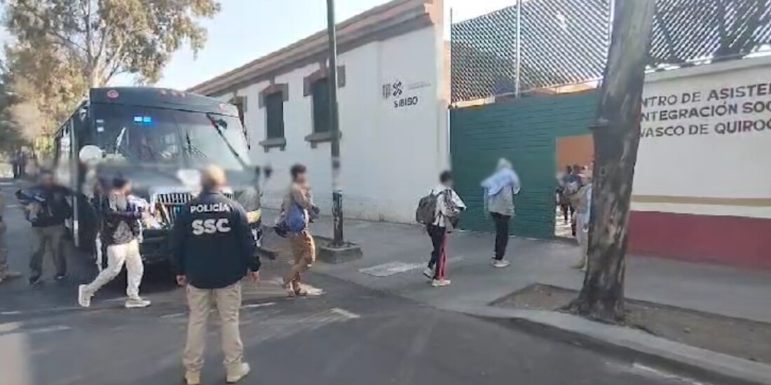 Los migrantes rescatados, al llegar a un centro de asistencia.