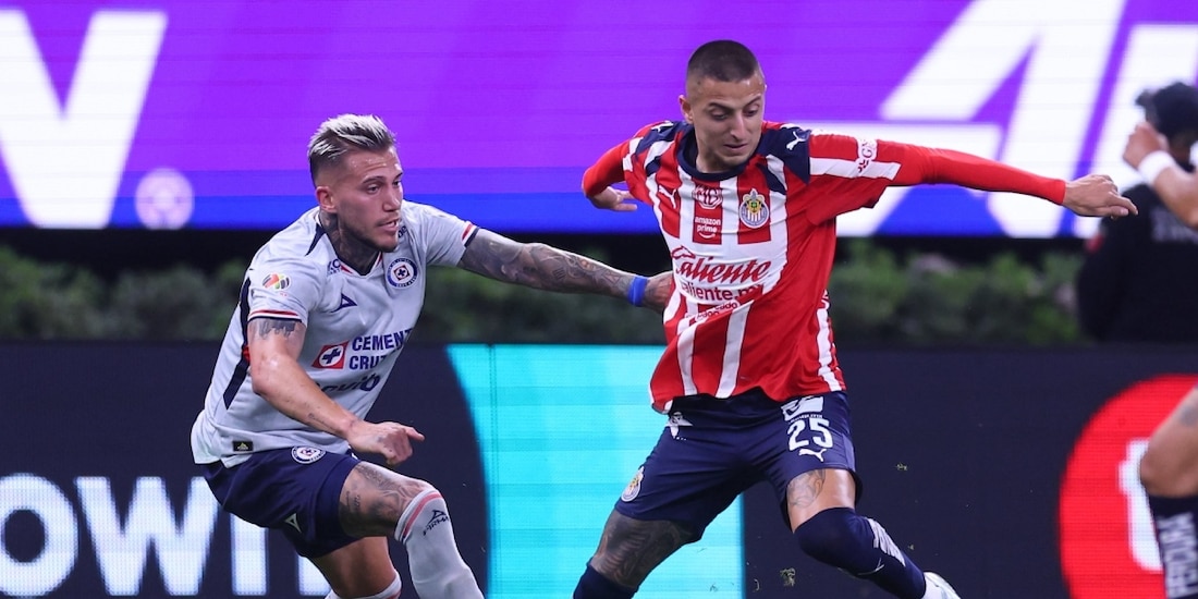 Una acción del Chivas vs Cruz Azul, de la Jornada 7 de la Liga MX Apertura 2025