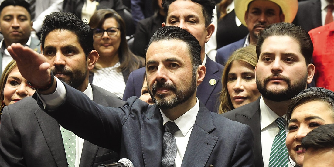 AURELIANO Hernández
rinde protesta, ayer