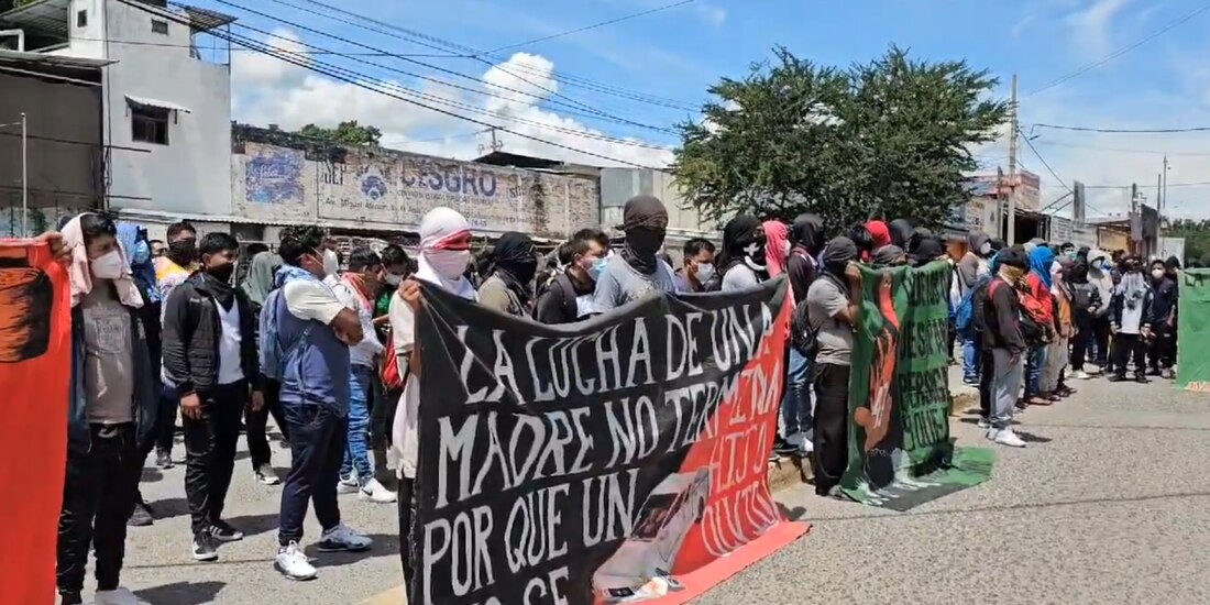 Se manifiestan estudiantes de Ayotzinapa.