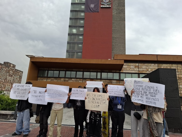 Aspirantes aceptados impugnarán decisión de repetir el examen de admisión