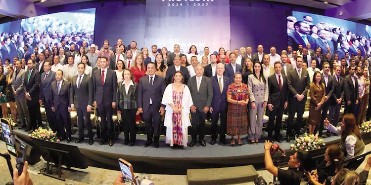 La Jefa de Gobierno, Clara Brugada (c.), encabezó la ceremonia acompañada de miembros de los tres Poderes de la Unión.