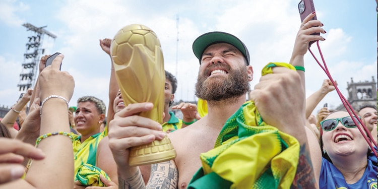 Los aficionados mexicanos y extranjeros compartieron en la capital la fiesta y la alegría del futbol; además, el personal de limpieza cuidó los espacios.