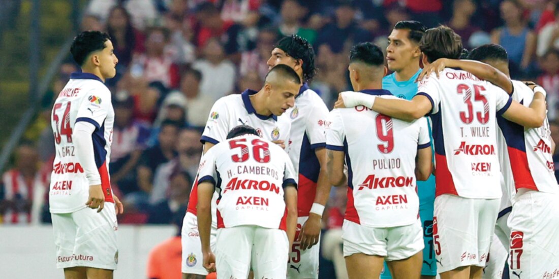 Jugadores de Chivas platican después de su derrota el fin de semana