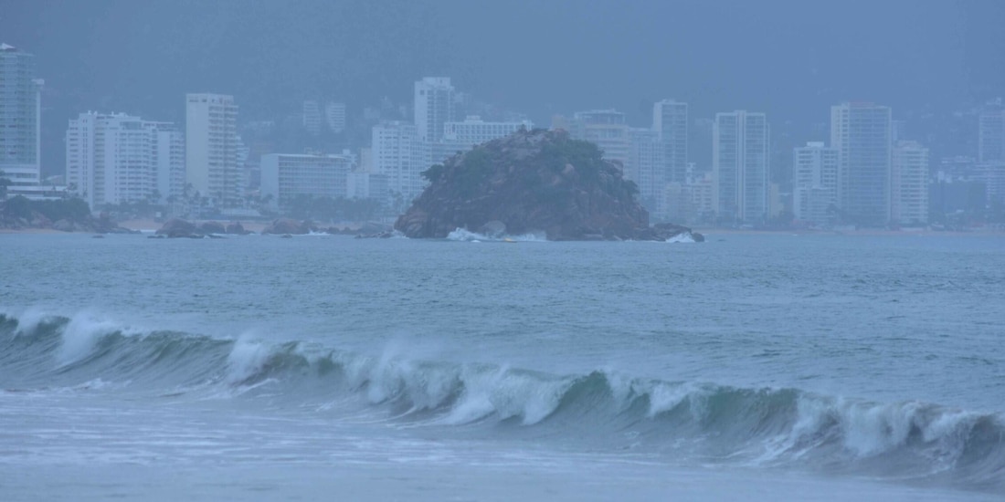 Lluvias por el huracán Flossie en Acapulco ocasionan suspensión de clases.
