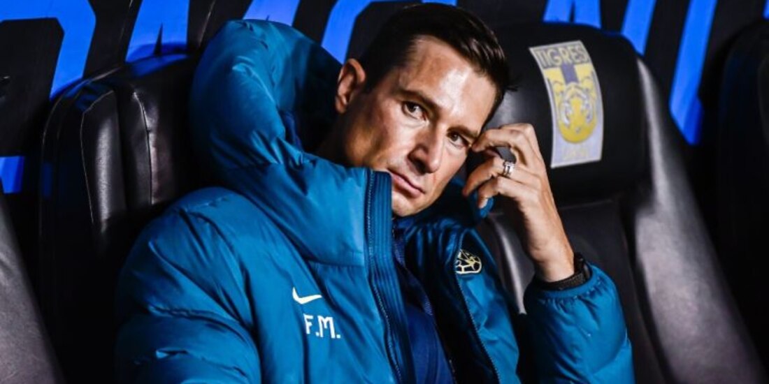 Craig Harrington, entrenador del América, durante un juego del equipo en la Liga MX Femenil.